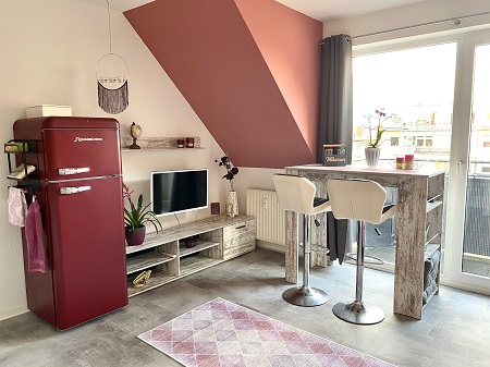 Das Bild zeigt das Wohnzimmer der Ferienwohnung namens Red Apartment von Cottbus-Apartments