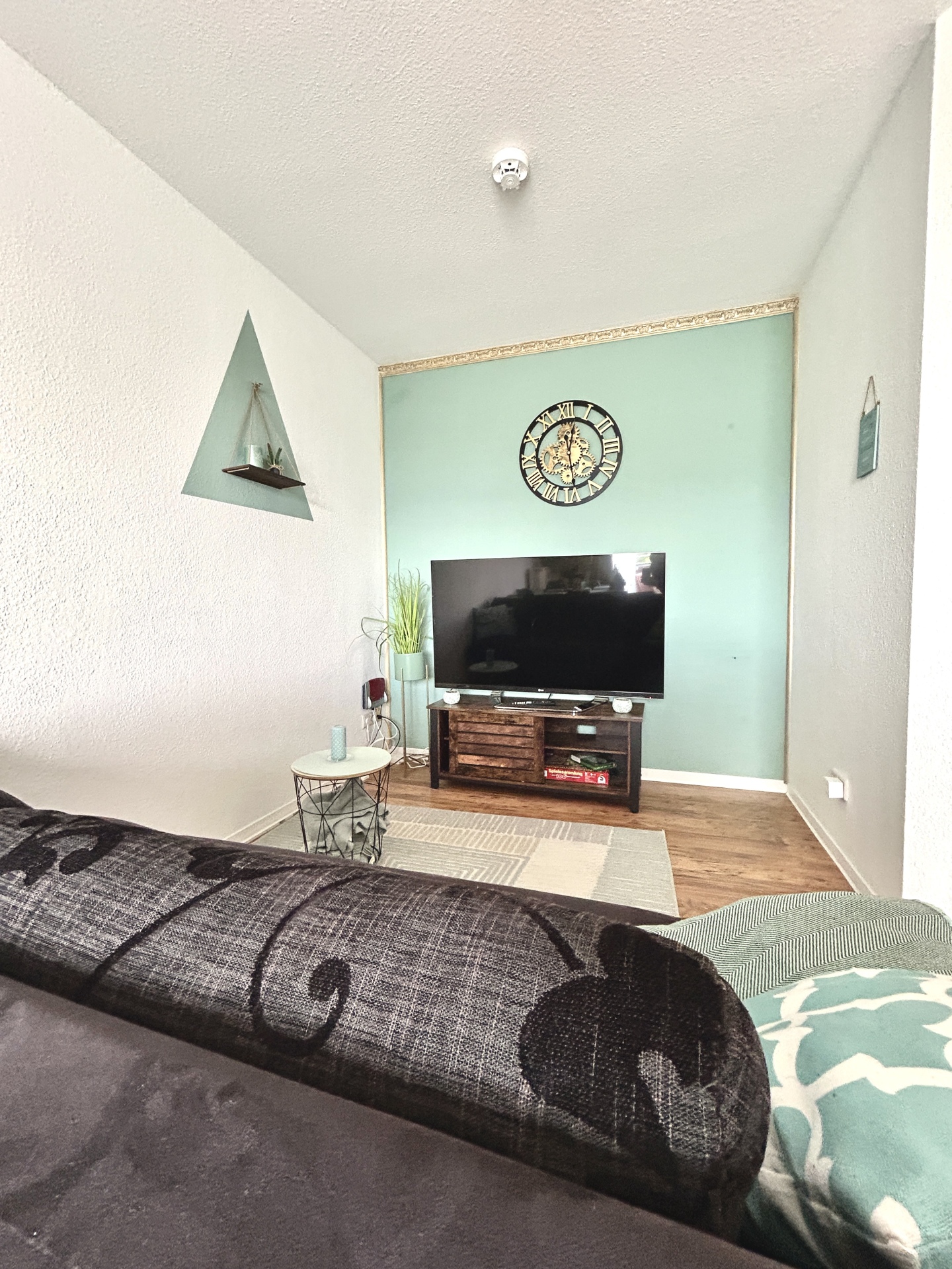 Gemütliche Sitzecke im Wohnzimmer der ferienwohnung-cottbus-green-apartment mit Leselicht