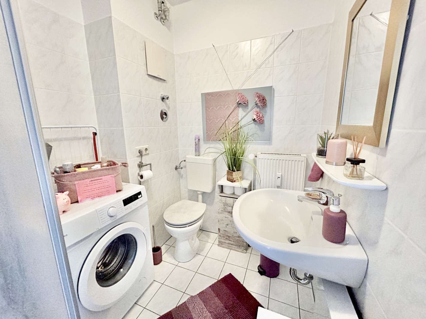 Waschmaschine im Badezimmer der Ferienwohnung Cottbus Red Apartment