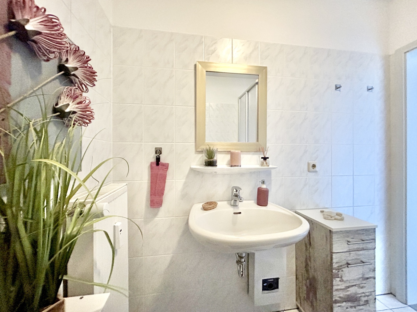 Moderner Waschtisch mit Spiegel im Bad des Red Apartments in Cottbus