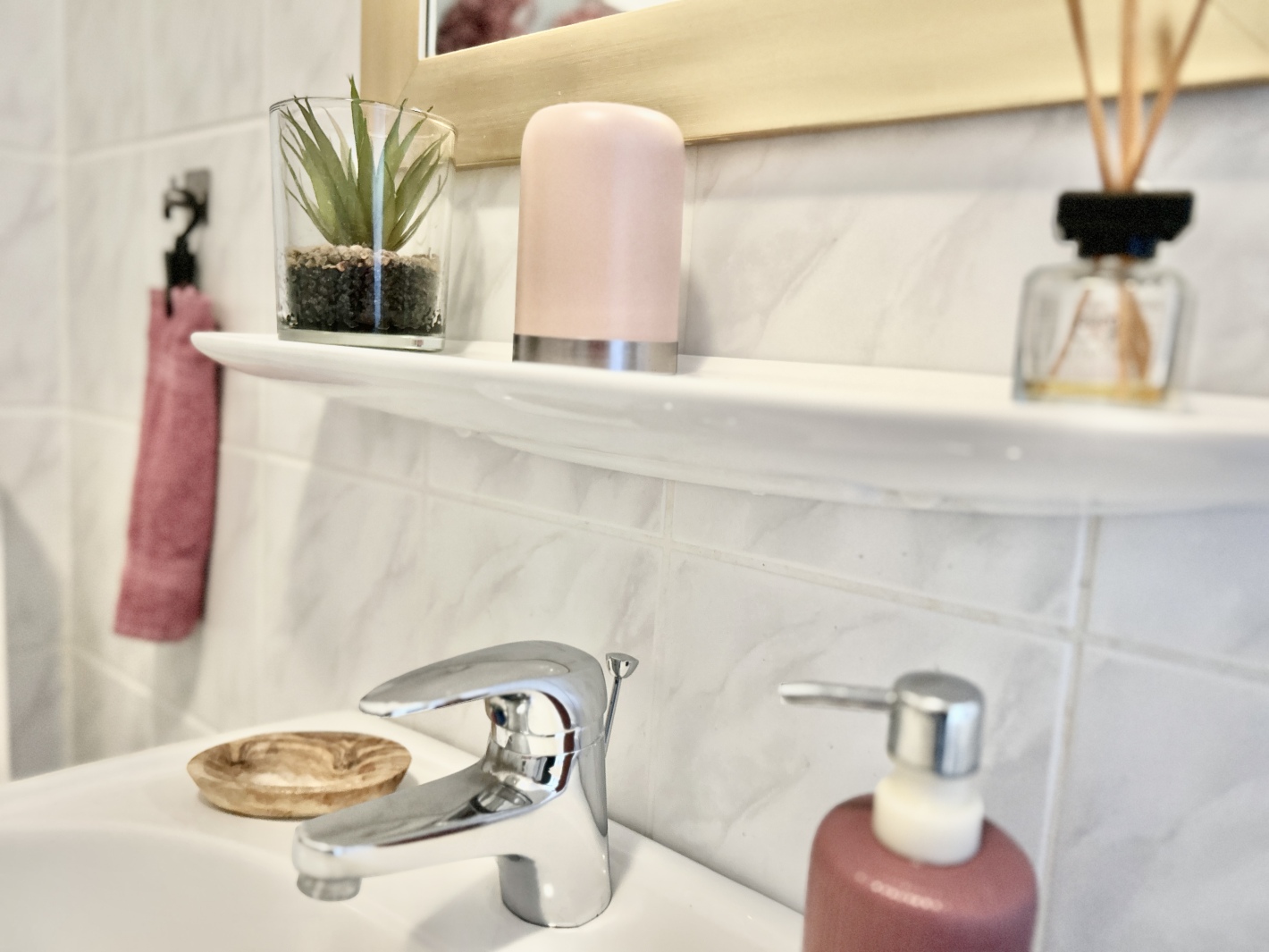 Detailaufnahme vom Waschbecken mit eleganter Armatur im Bad des Red Apartments