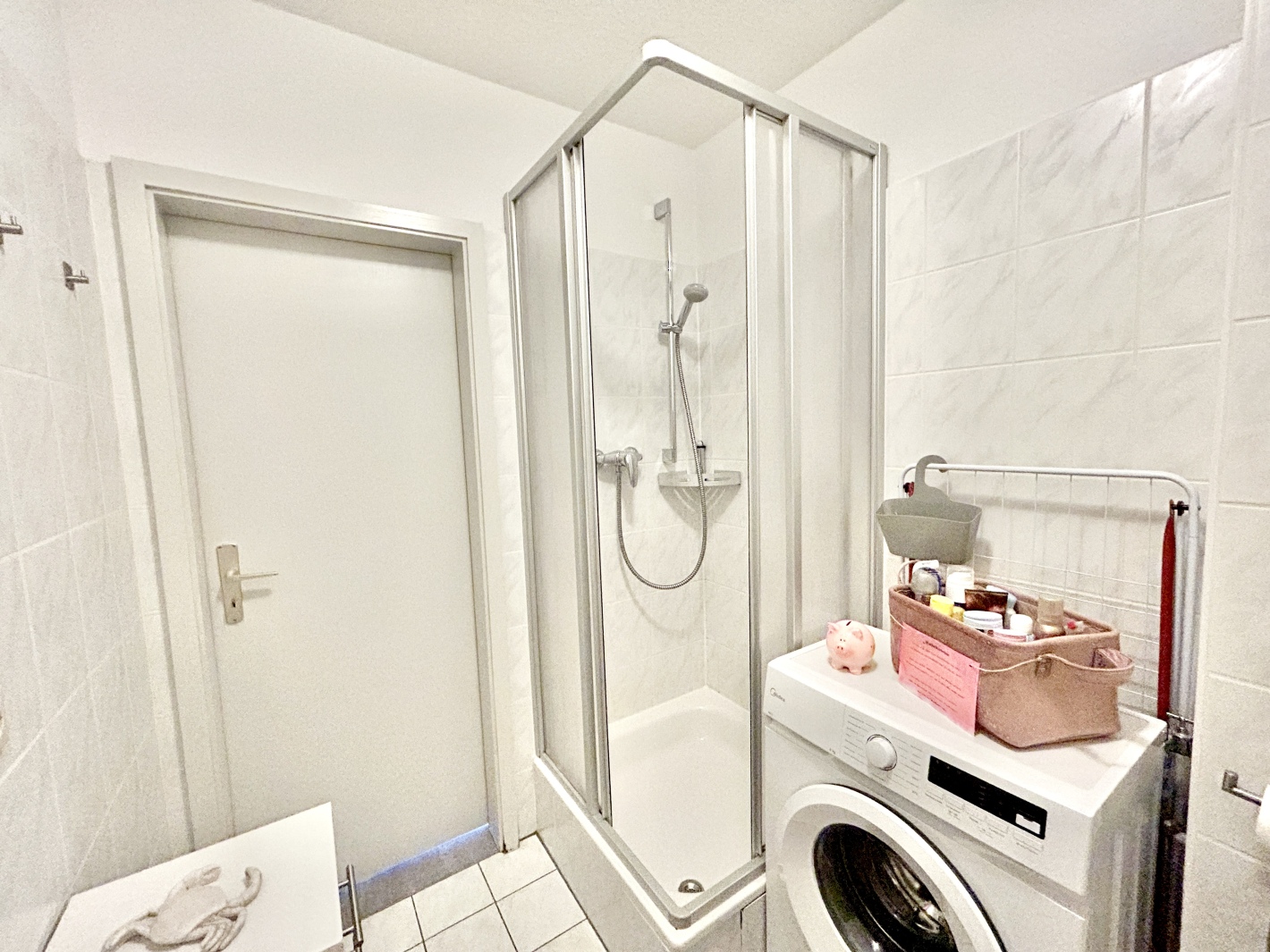 Moderne Glasdusche im Badezimmer der Ferienwohnung Cottbus Red Apartment