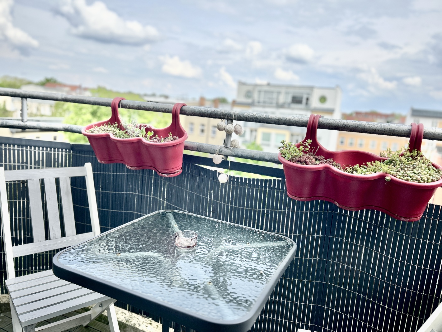 Balkon mit Ausblick auf Cottbus im Red Apartment der Ferienwohnung
