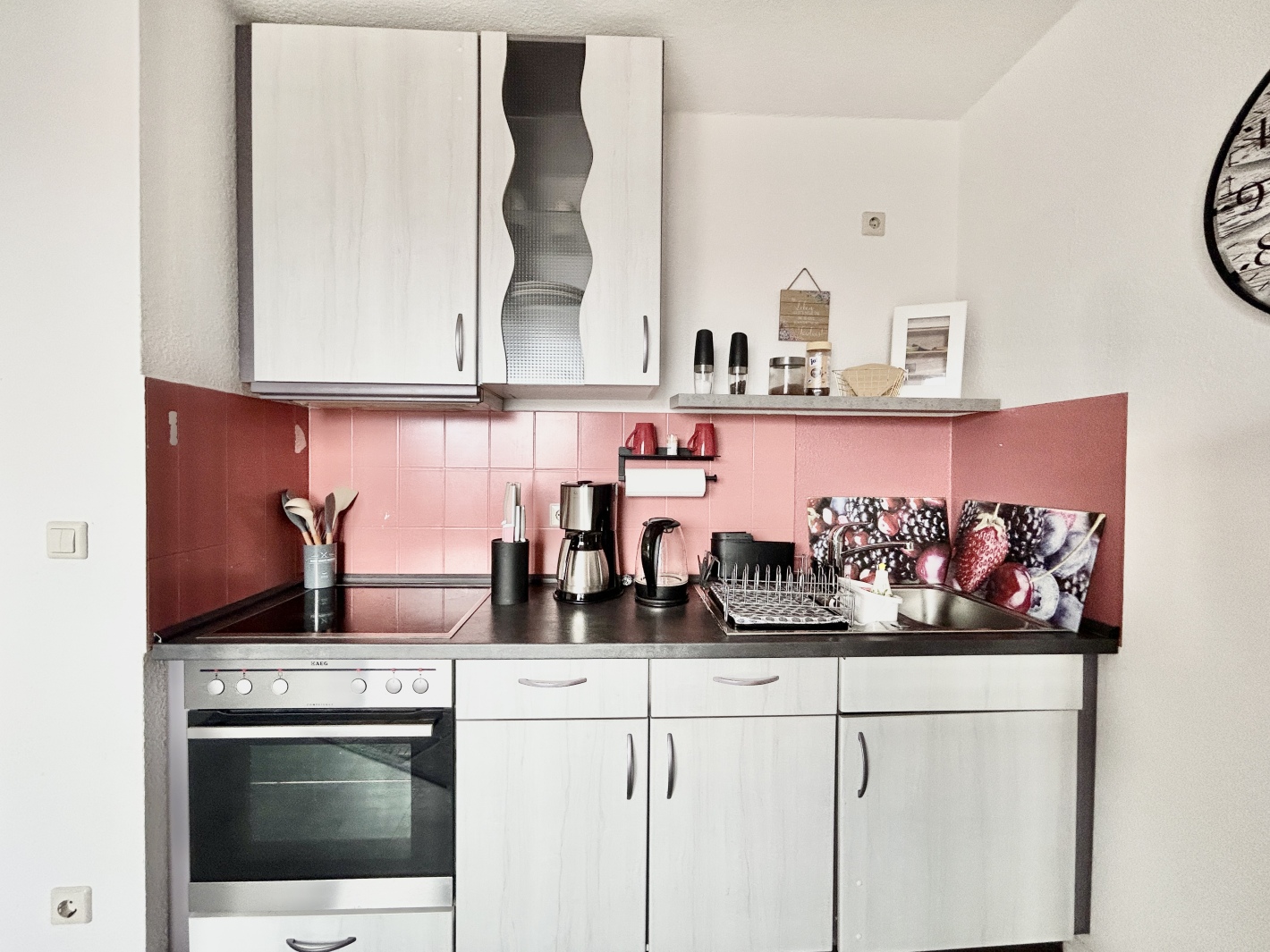 Komplettansicht der Küchenzeile im Red Apartment der Ferienwohnung Cottbus