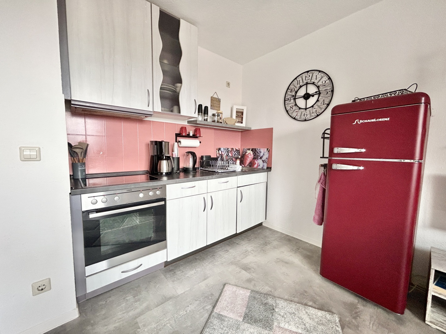 Küche mit Barhockern und Kochbereich im Red Apartment der Ferienwohnung Cottbus