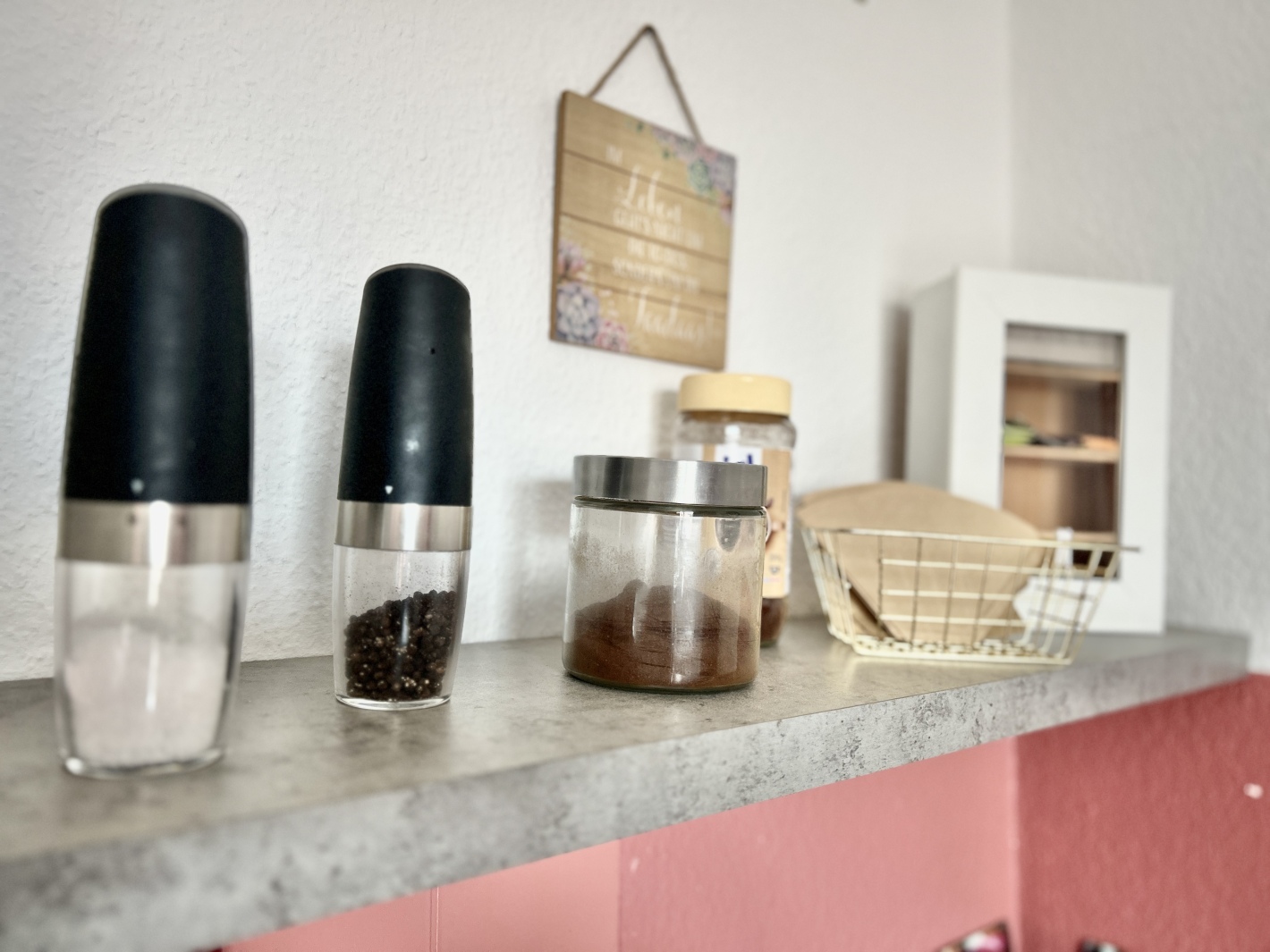 Gewürzregal mit Ölen und Kräutern in der Küche der Ferienwohnung Red Apartment Cottbus