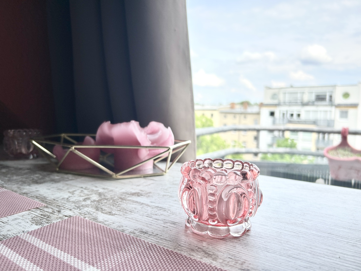 Der Esstisch bietet Platz für ein gemütliches Frühstück oder Arbeitsplatz – mit Liebe zum Detail dekoriert. © Cottbus-Apartments