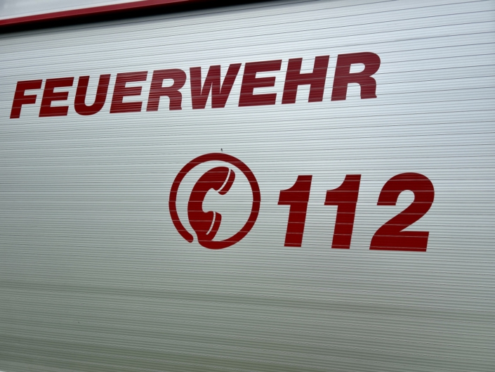 Detail Feuerwehrfahrzeug 112 Notrufnummer | T-Shirt-Spende Cottbus-Apartments Jugendfeuerwehr Haasow