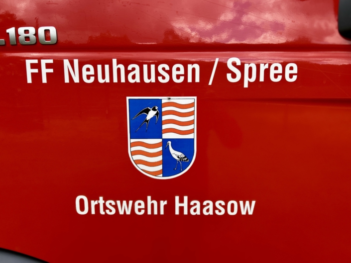 Seitenansicht Feuerwehrauto FF Neuhausen Spree Ortswehr Haasow | Gefördert durch Cottbus-Apartments Spende