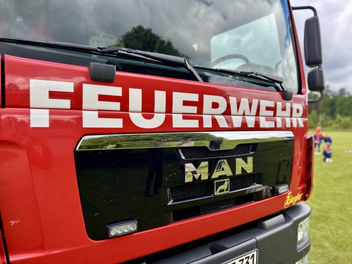 Feuerwehrfahrzeug Jugendfeuerwehr Haasow unterstützt durch T-Shirt-Spende von Cottbus-Apartments