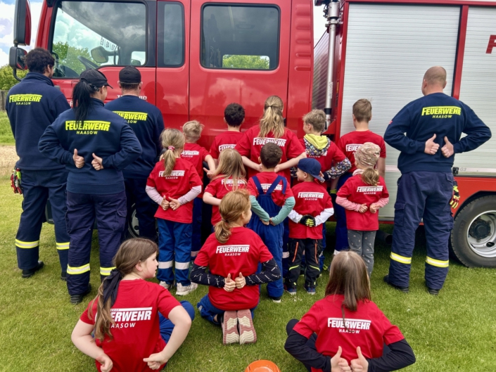 Jugendfeuerwehr Haasow Gruppe vor Feuerwehrauto | Unterstützt durch Cottbus-Apartments Spende