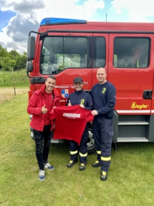Cottbus-Apartments Spendenübergabe: Marko Pietrasch, Majka Stock, Dirk Lauschke | T-Shirts Jugendfeuerwehr Haasow