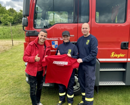 Cottbus-Apartments Spendenübergabe: Marko Pietrasch, Majka Stock, Dirk Lauschke | T-Shirts Jugendfeuerwehr Haasow