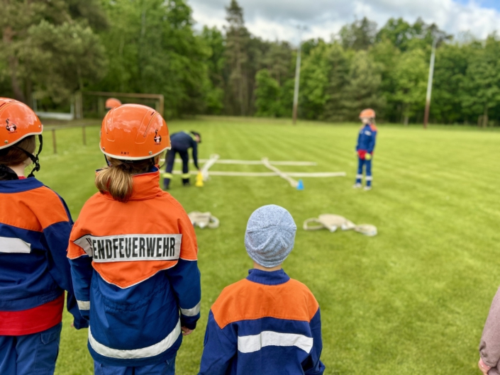Kinder der Jugendfeuerwehr Haasow bei Übung | Cottbus-Apartments Spendenaktion T-Shirts