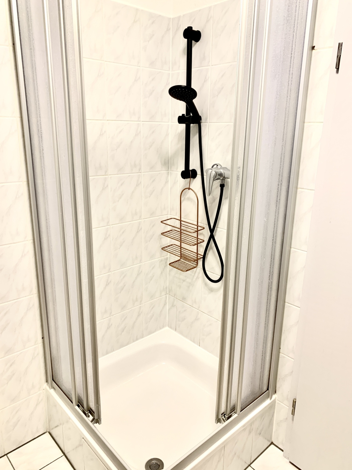 Moderne Dusche mit Duschkabine in der Ferienwohnung Cottbus mit Balkon