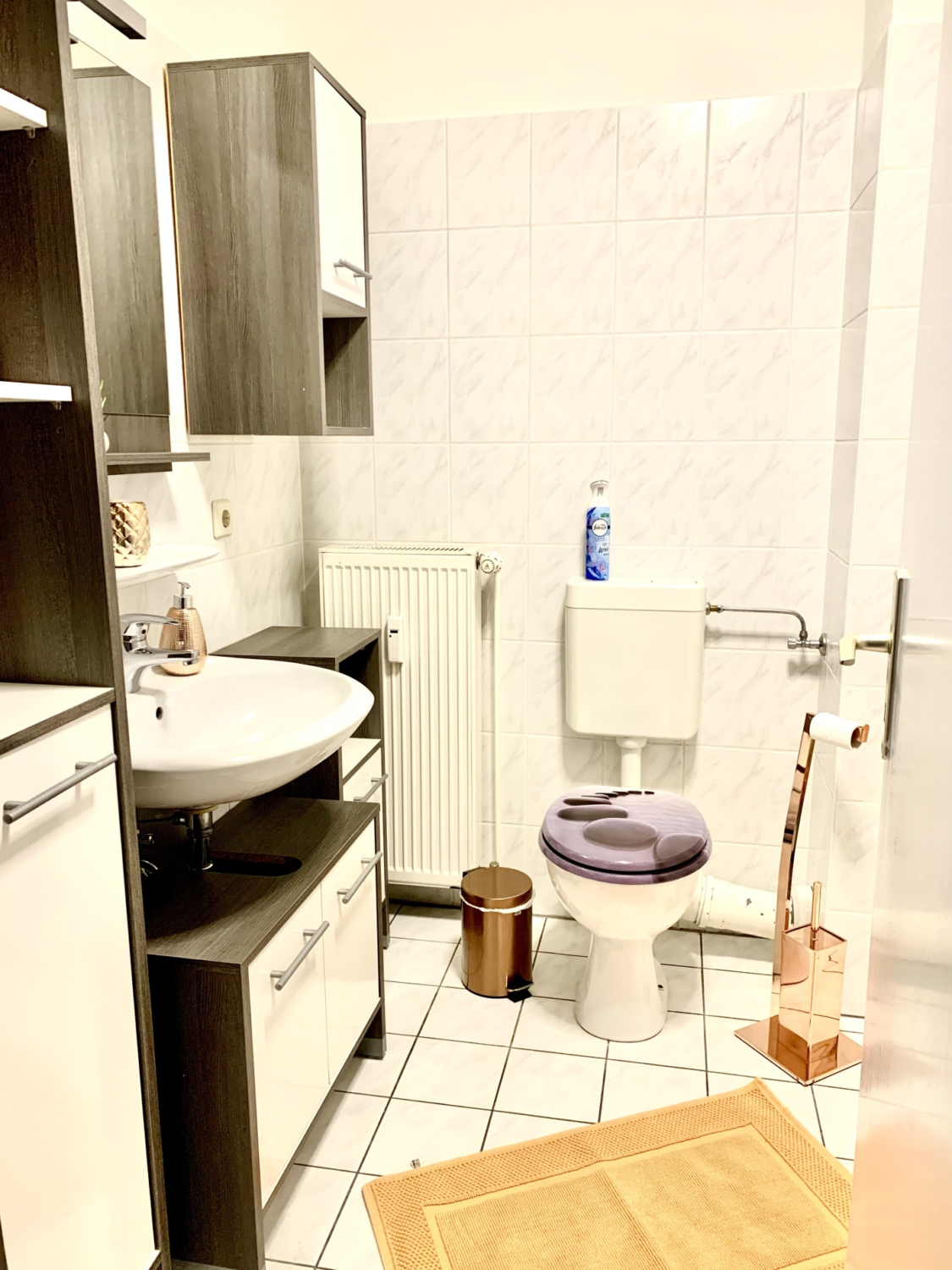 Blick vom Flur ins Badezimmer der Ferienwohnung Cottbus mit Balkon