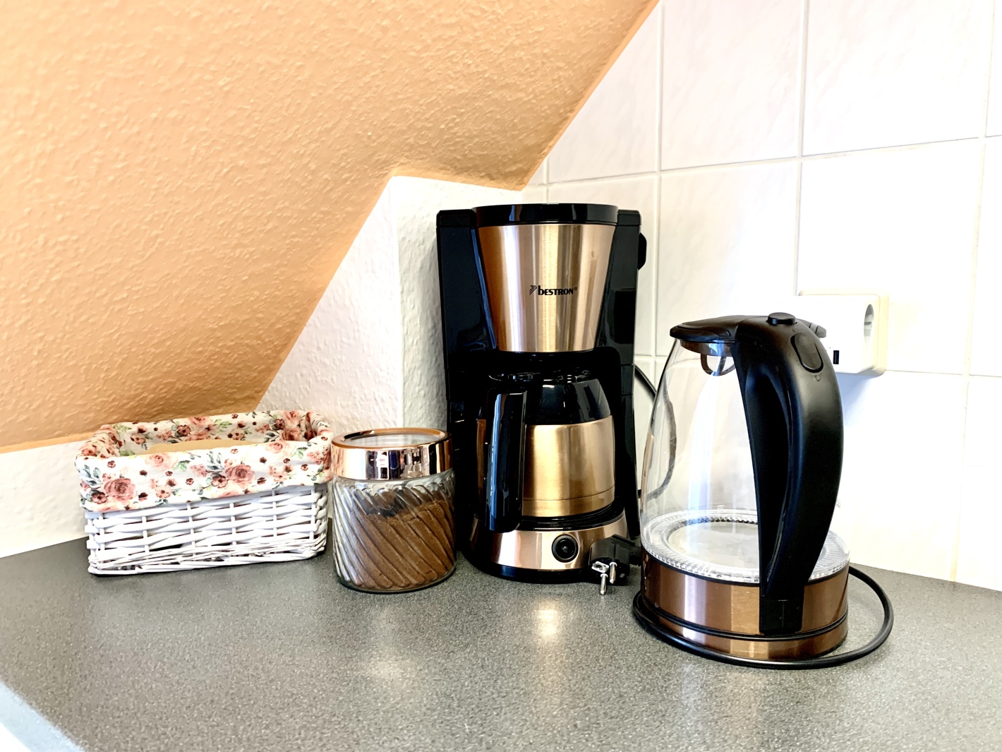 Kaffeemaschine und Frühstücksbereich im Apricot Apartment Cottbus