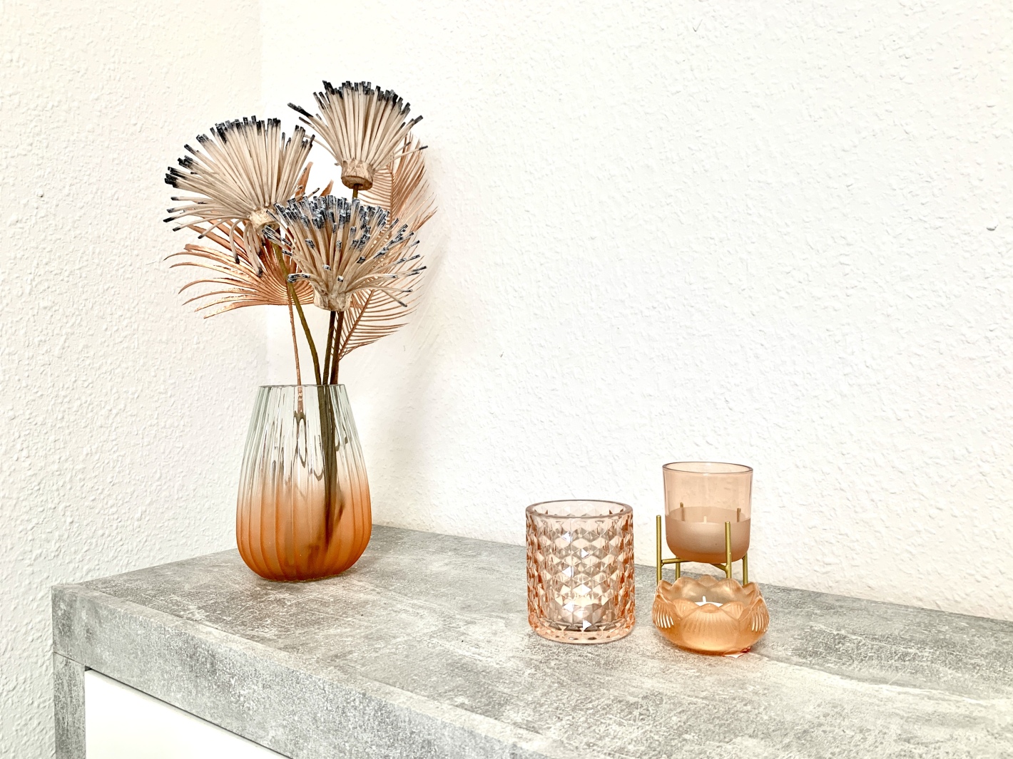 Vase mit Trockenblumen im Schlafbereich – Apricot Apartment