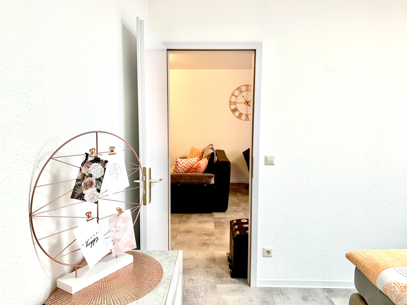 Blick vom Schlafzimmer ins stilvoll eingerichtete Wohnzimmer der Ferienwohnung Cottbus mit Balkon