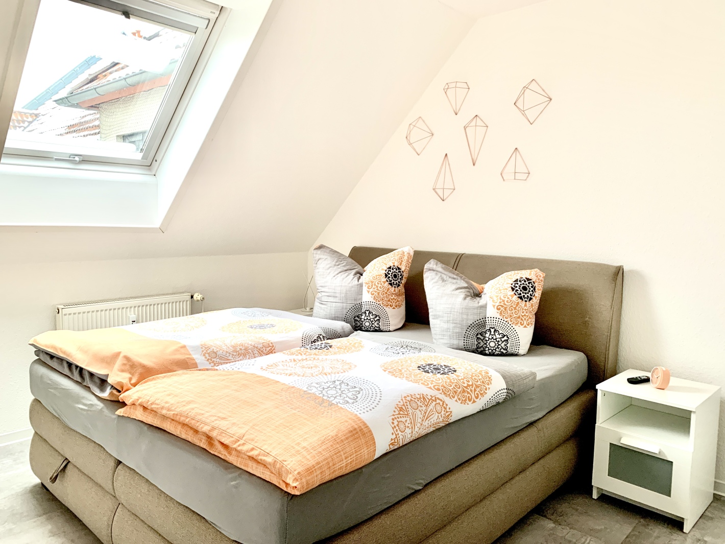 Blick vom Flur ins gemütliche Schlafzimmer der Ferienwohnung Cottbus mit Balkon