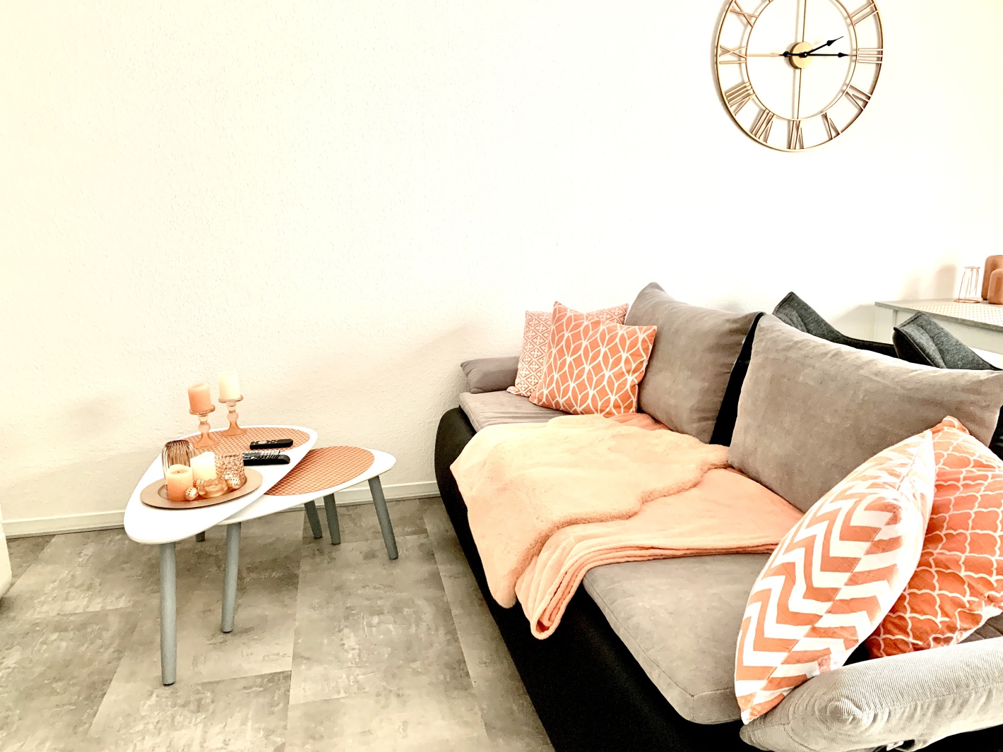 Sofaecke mit Kissen unter dem Dachfenster im Apricot Apartment in Cottbus