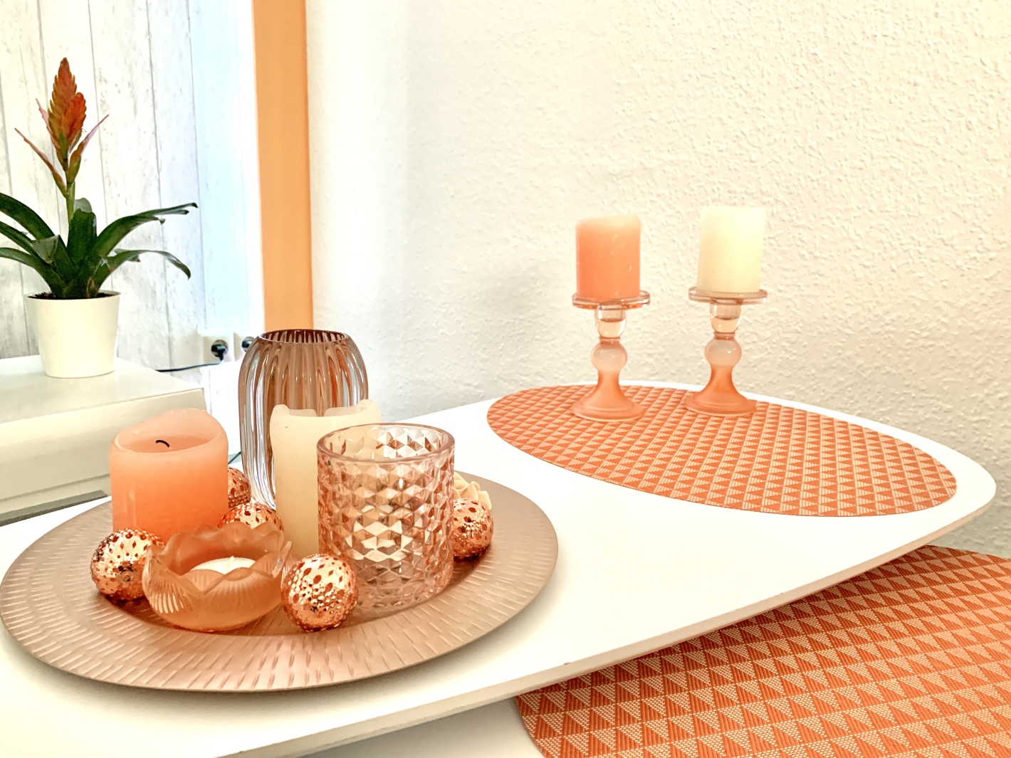 Wohnzimmertisch mit Gläsern und Dekoration im Apricot Apartment Cottbus