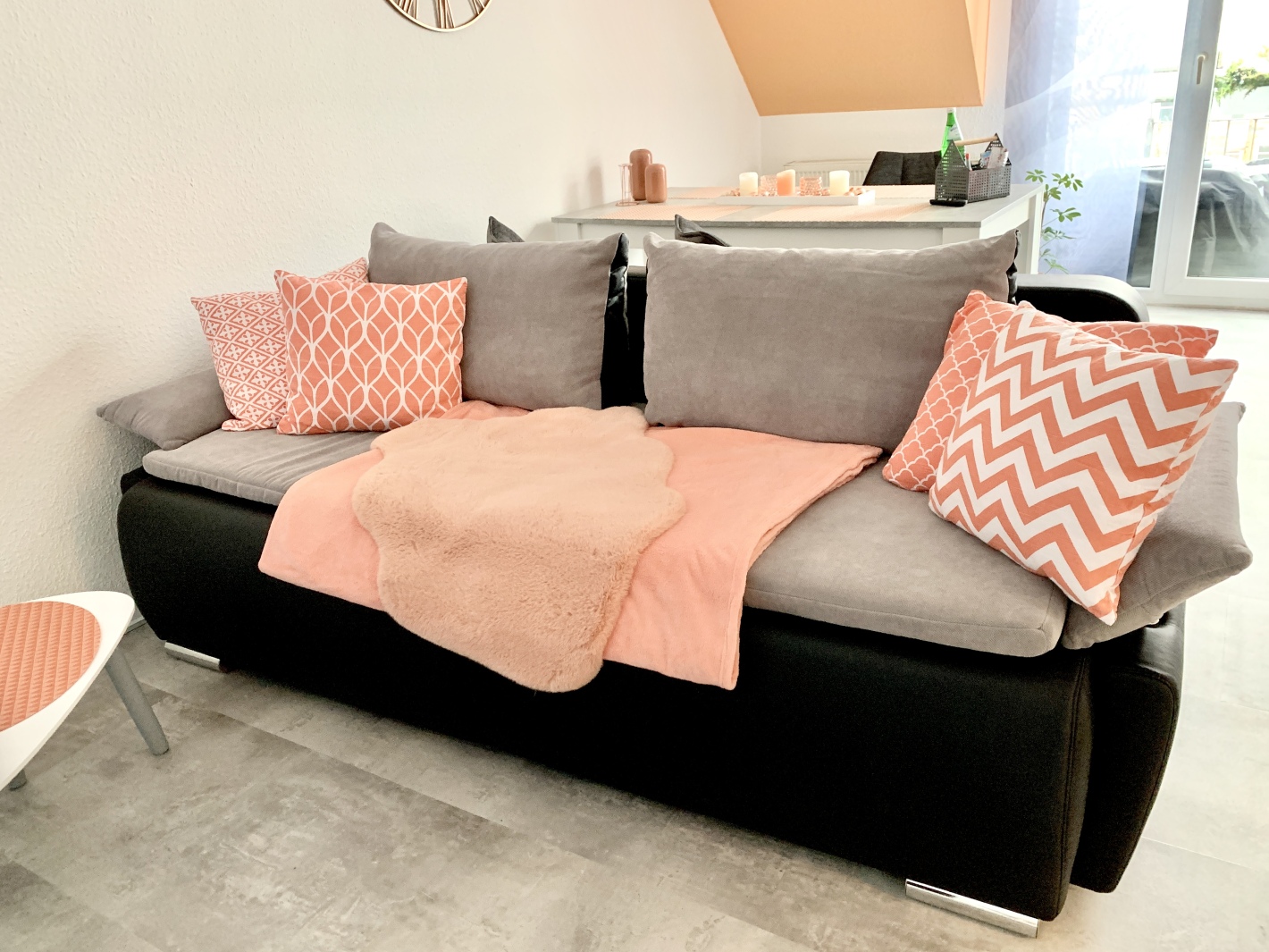 Modernes Sofa mit Kissen im Apricot-Stil in der Ferienwohnung Cottbus mit Balkon