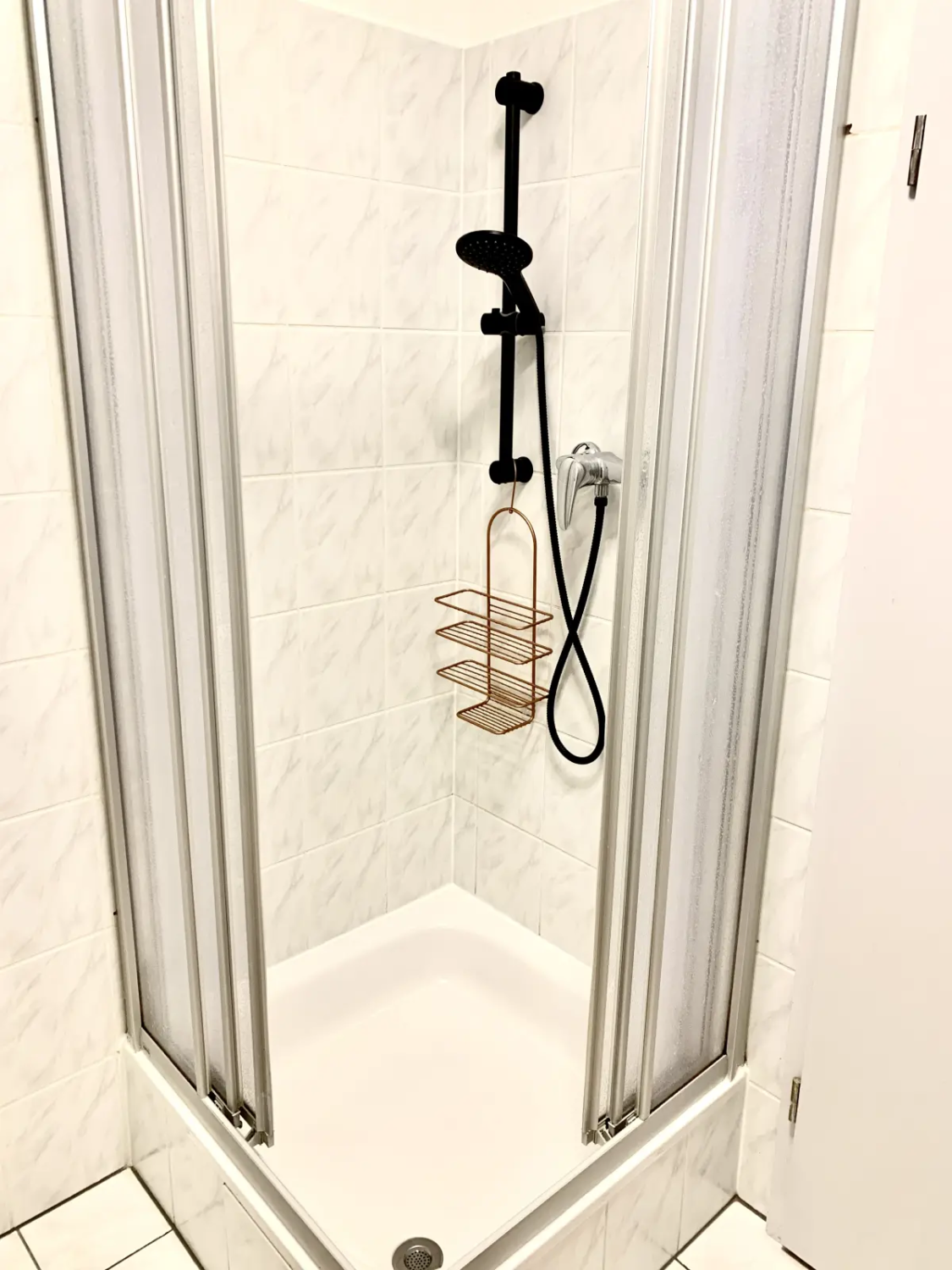 Ferienwohnung-Cottbus-apricot-apartment-badezimmer-dusche