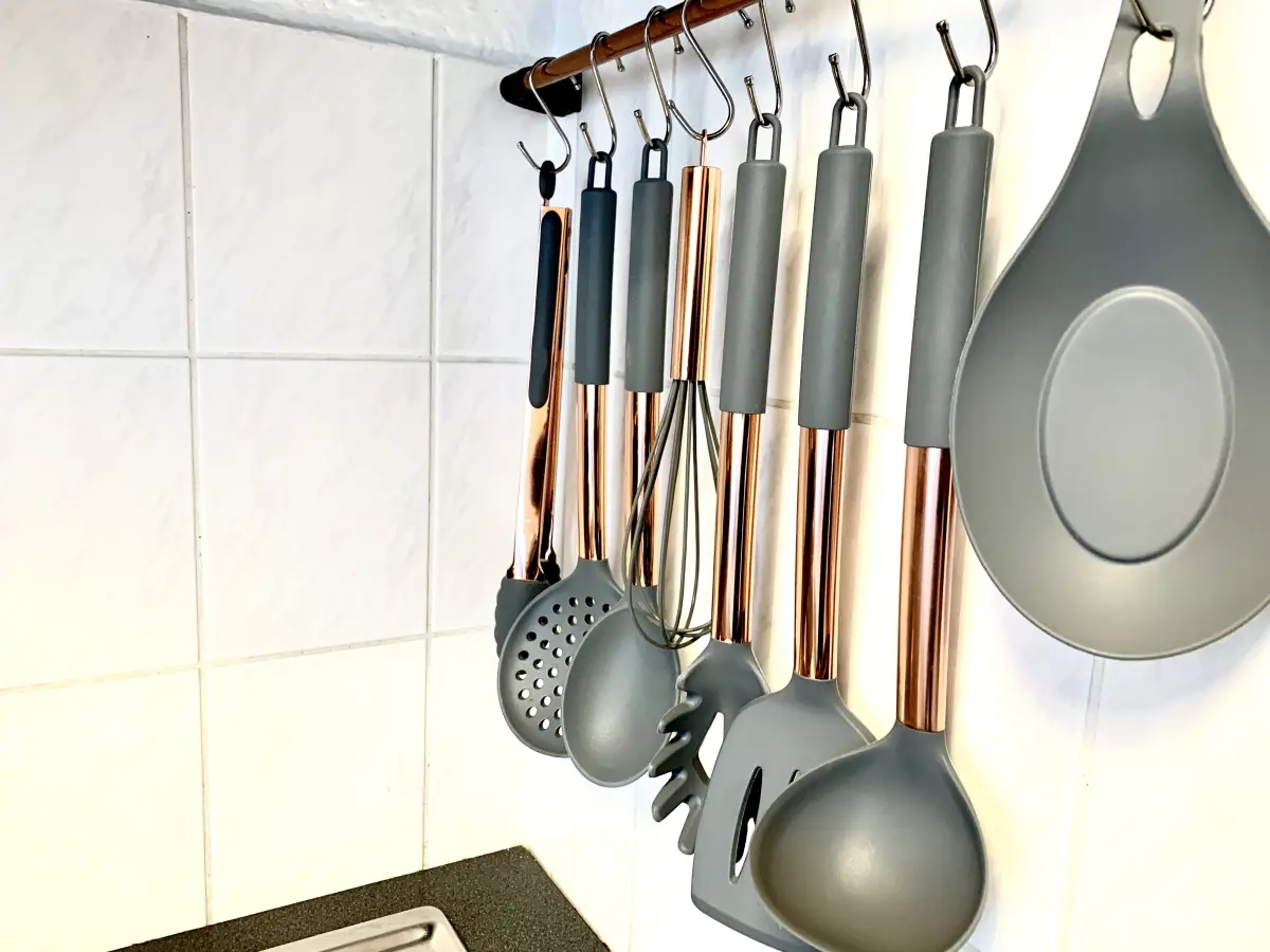 Ferienwohnung-Cottbus-apricot-apartment-kuechenzeille-kochutensilien