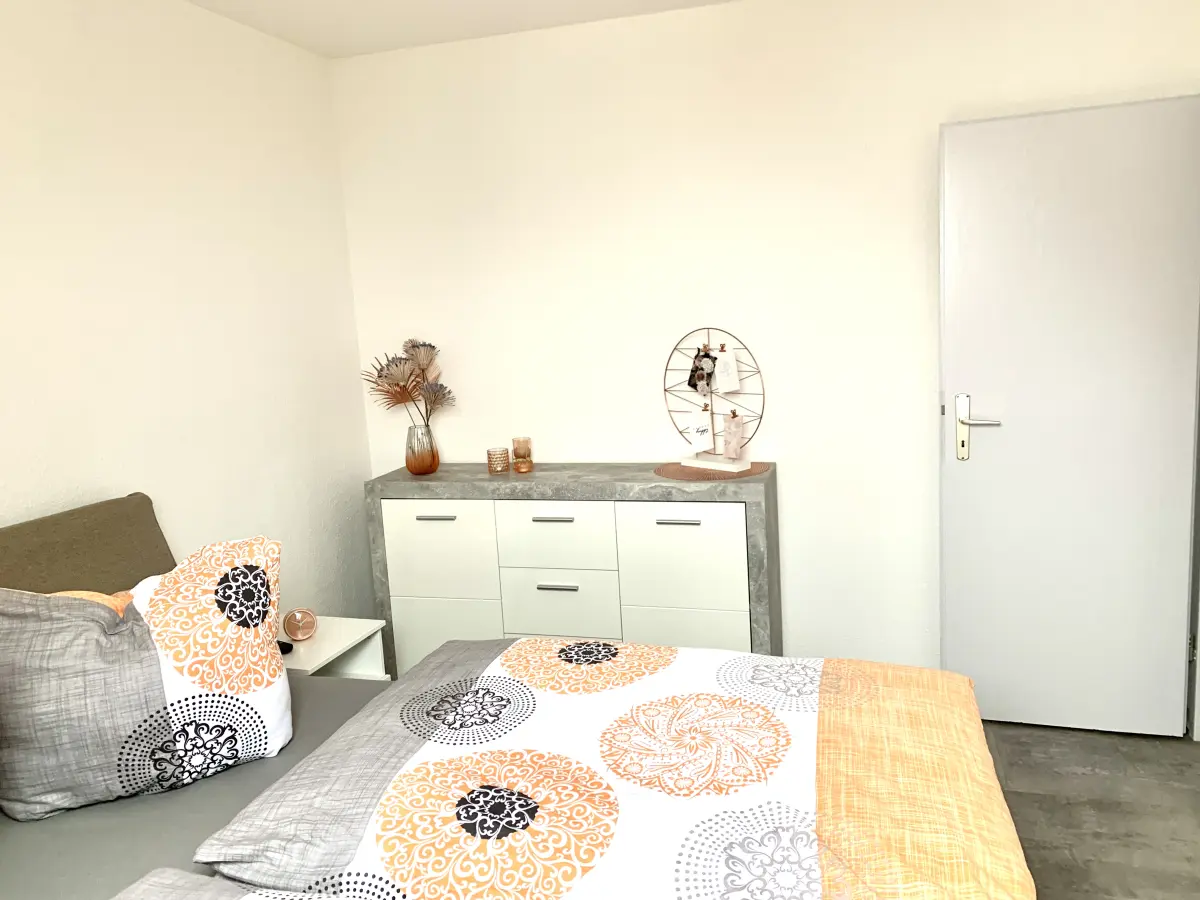 Ferienwohnung-Cottbus-apricot-apartment-schlafzimmer-bett