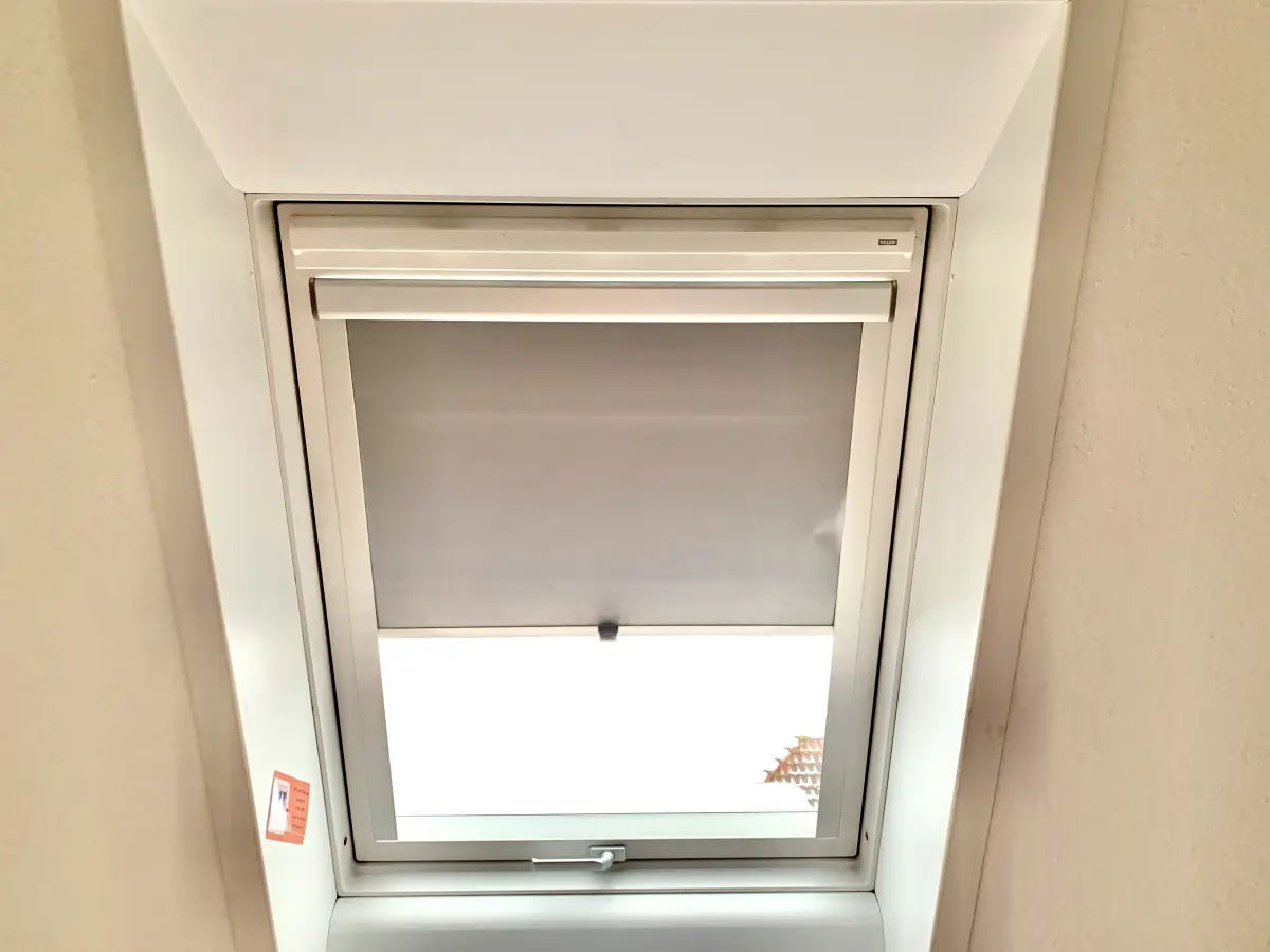 Ferienwohnung-Cottbus-apricot-apartment-schlafzimmer-jalousine