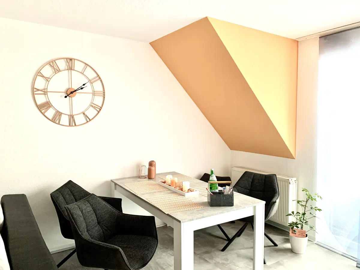 Ferienwohnung-Cottbus-apricot-apartment-wohnzimmer-esstisch