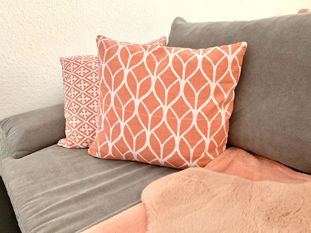 Ferienwohnung-Cottbus-apricot-apartment-wohnzimmer-schlafcouch