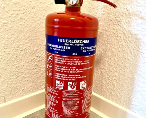 ferienwohnung-cottbus-beige-flur-feuerloescher