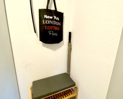 ferienwohnung-cottbus-beige-flur-garderobe