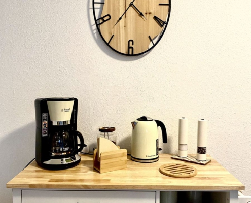 ferienwohnung-cottbus-beige-wohnzimmer-abstelltisch-5