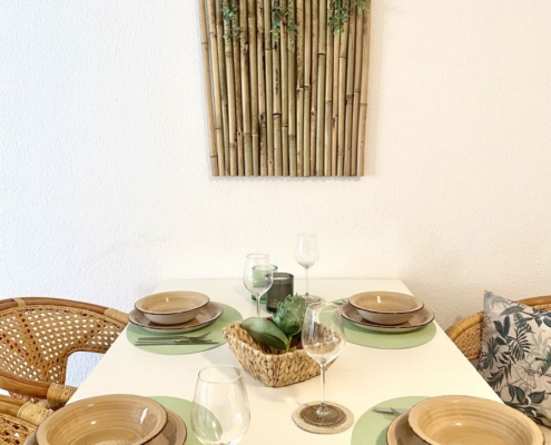 ferienwohnung-cottbus-beige-wohnzimmer-esstisch-12