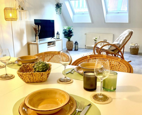 ferienwohnung-cottbus-beige-wohnzimmer-esstisch-8