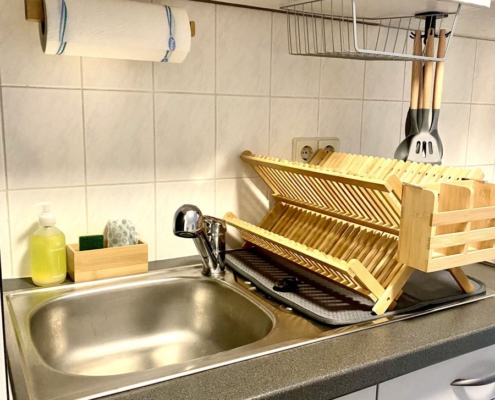 ferienwohnung-cottbus-beige-wohnzimmer-küchenzeile-3