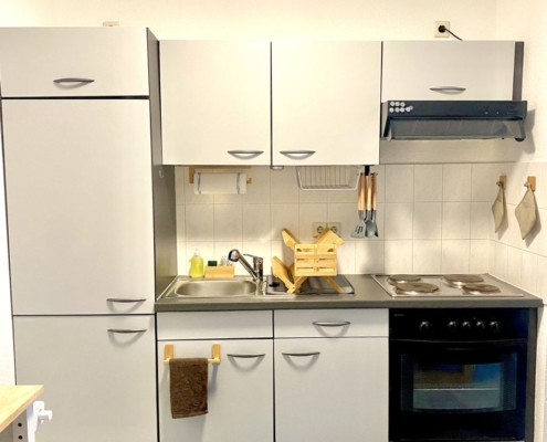 ferienwohnung-cottbus-beige-wohnzimmer-küchenzeile