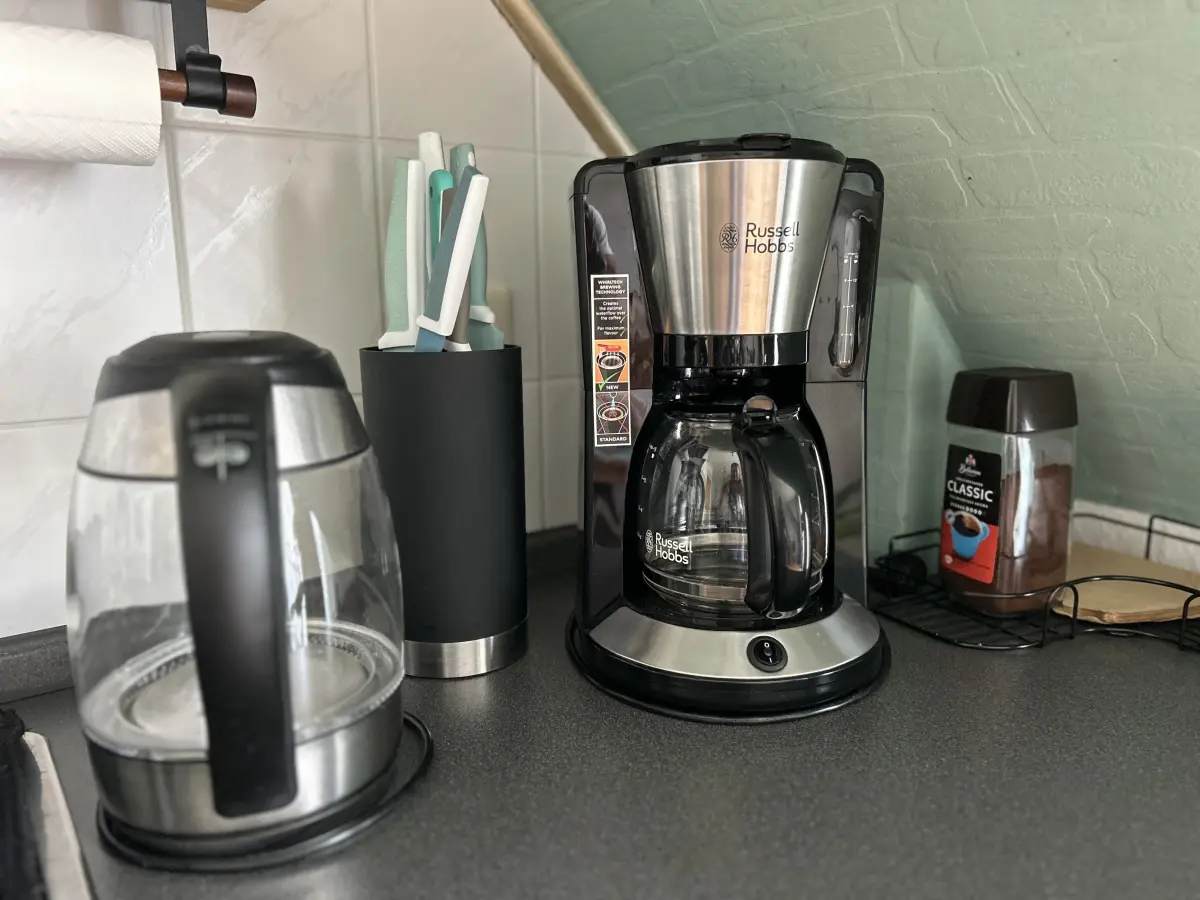 ferienwohnung-cottbus-green-apartment-kueche-Kaffeemaschine Moderne Kaffeemaschine und Wasserkocher in der voll ausgestatteten Küche des Green Apartments – Ihre Ferienwohnung in Cottbus für Selbstversorger.