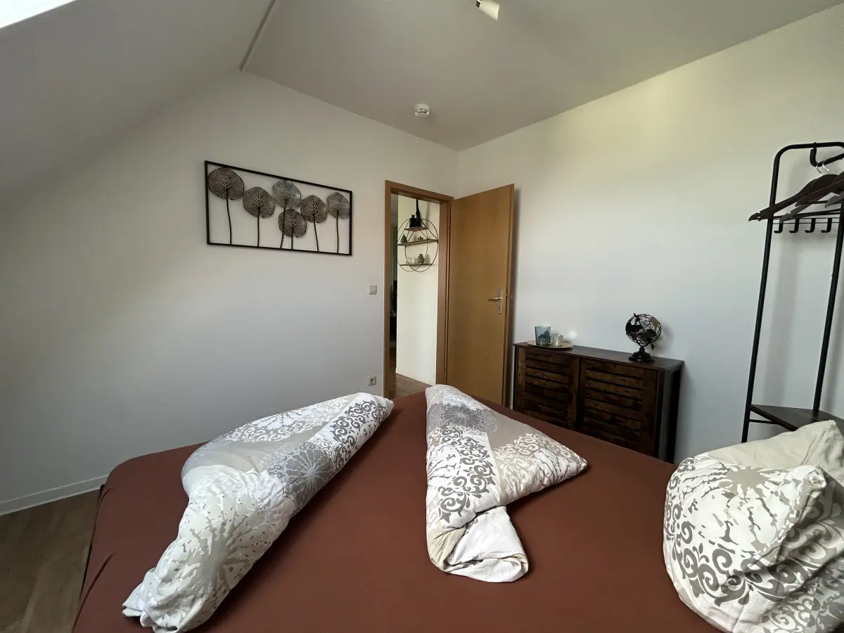 ferienwohnung-cottbus-green-apartment-schlafzimmer-bettansicht Gemütliches Doppelbett im separat gelegenen Schlafzimmer des Green Apartments – Ihre ruhige Ferienwohnung in Cottbus für erholsame Nächte.