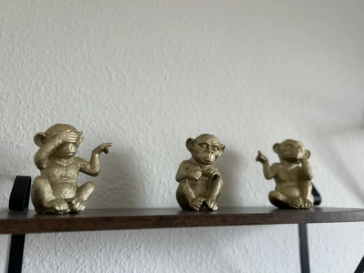 ferienwohnung-cottbus-green-apartment-schlafzimmer-dekoration Drei goldene Affen-Figuren als stilvolle Dekoration im Schlafzimmer des Green Apartments – Ihre ruhige Ferienwohnung in Cottbus.