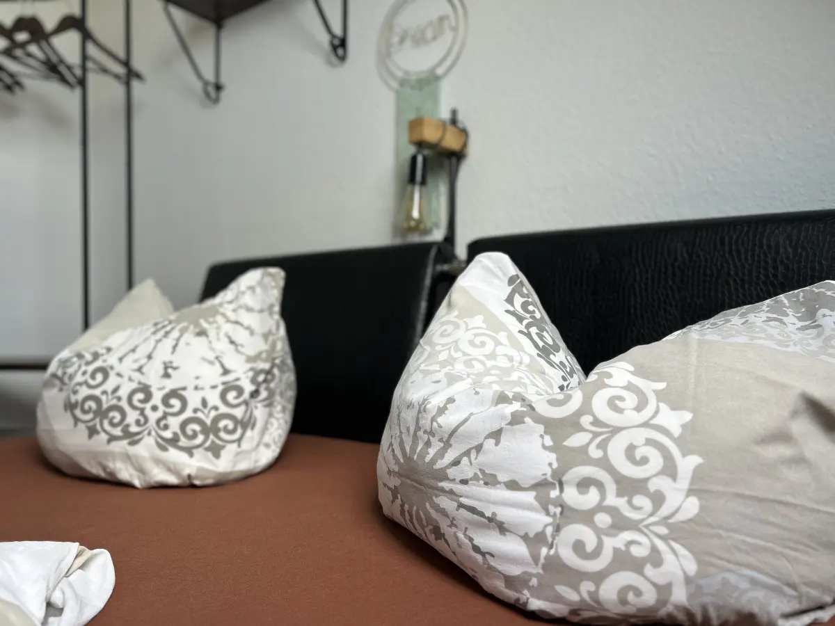 ferienwohnung-cottbus-green-apartment-schlafzimmer-kopfkissen Dekorative Kopfkissen im gemütlichen Schlafzimmer des Green Apartments – Ihre ruhig gelegene Ferienwohnung in Cottbus.