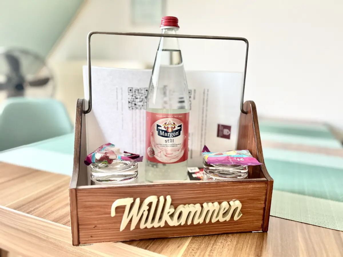 ferienwohnung-cottbus-green-apartment-wohnzimmer-willkommen Herzlicher Willkommensgruß im Wohnzimmer des Green Apartments, eine zentral und ruhig gelegene Ferienwohnung in Cottbus.