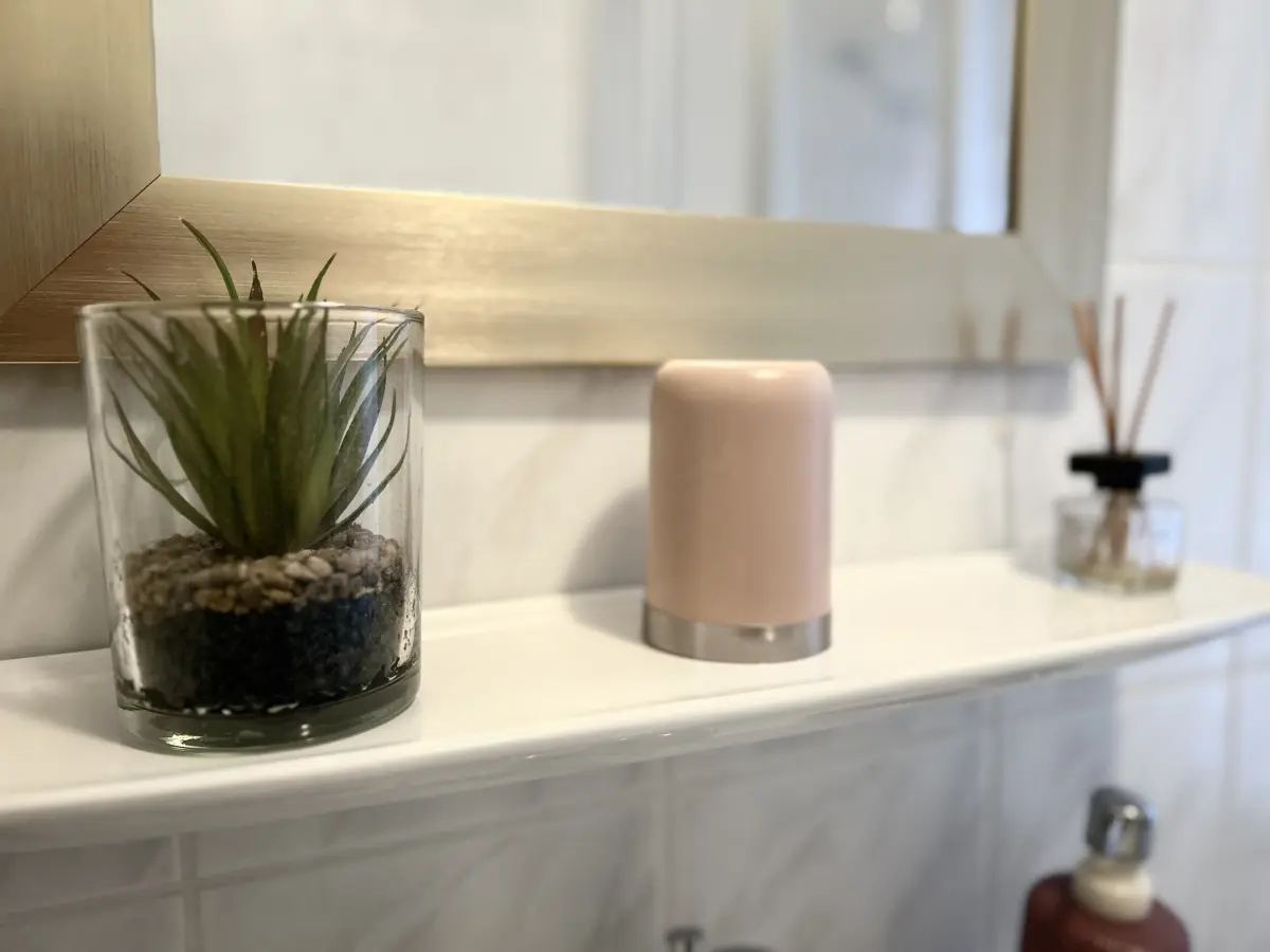 ferienwohnung-cottbus-red-apartment-badezimmer-deko