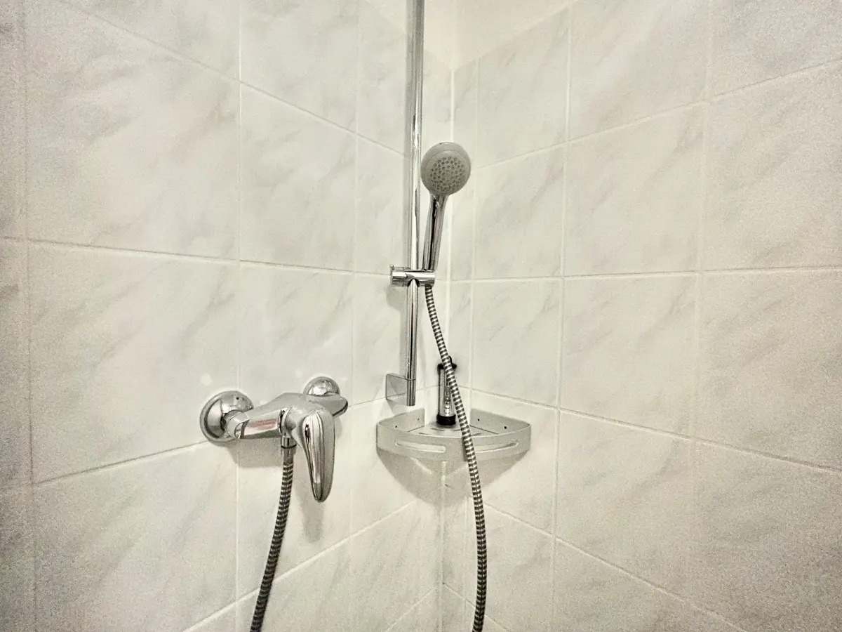 ferienwohnung-cottbus-red-apartment-badezimmer-dusche