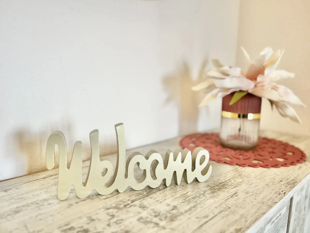 ferienwohnung-cottbus-red-apartment-flur-deko