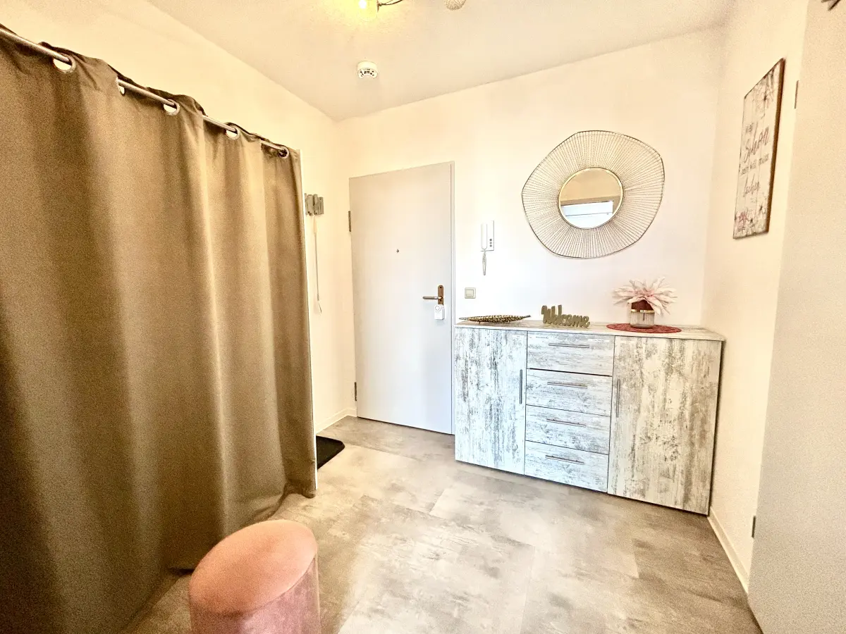 ferienwohnung-cottbus-red-apartment-fluransicht