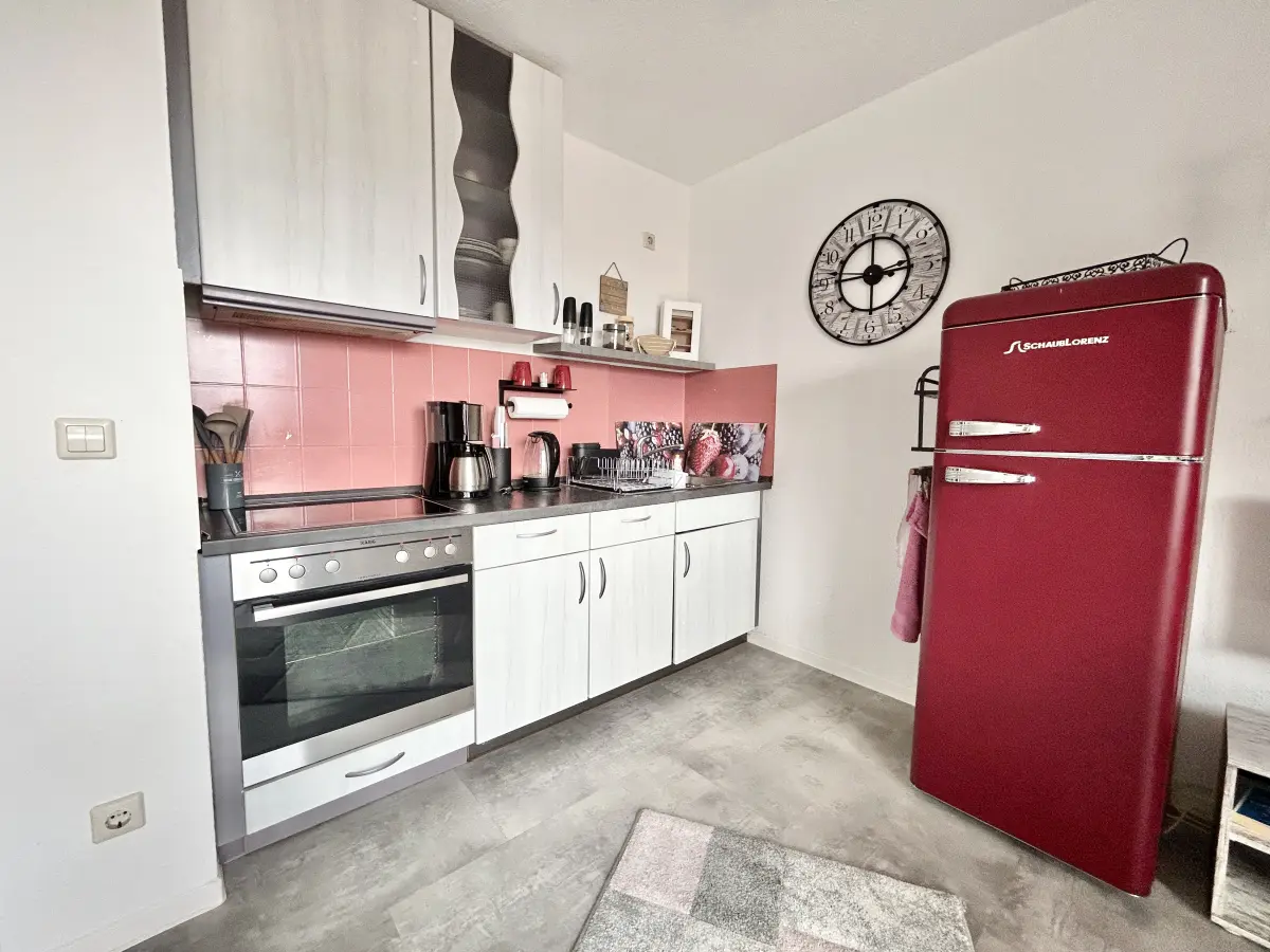 ferienwohnung-cottbus-red-apartment-kuechenzeil-kuehlschrank